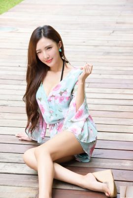 美女模特趙蕓白皙美胸修長美腿戶外性感寫真 (43P)