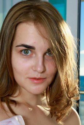皮膚白皙身材不錯的女孩坐在沙發上，Olga Zz (32P)