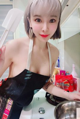 性感小廚娘「Arashi 紀曉嵐」裸體圍裙露側乳 (10P)