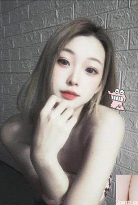 姣好的體態「小哈尼」呼之慾出的兇猛大乳 (10P)