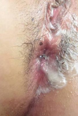 兩大叔把少婦抱起來一邊摸一邊插，操完還輪流把雞巴舔干淨 (12P)