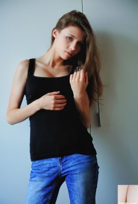 黑髮青少年米拉·阿祖爾（Mila Azul）露出了她華麗的大山雀和裸體（20p）