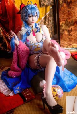 「尤依」白嫩美腿逼瘋足控！「性感S曲線」+強大事業線」威力好猛烈 (10P)