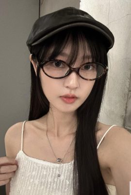 高顏值鄰家女孩「吳芳」配上白皙美體 簡直好幸福 (10P)