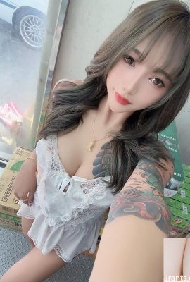 美乳妹子「阿婷」胸前敞開一個深V (10P)