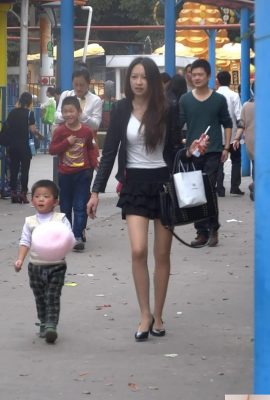 [網路收集] 街拍 極品少婦走光了還渾然忘我 [22P] (22P)