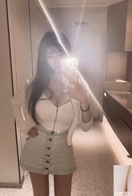 「Eli」飽滿巨乳轟炸你的視線 (12P)