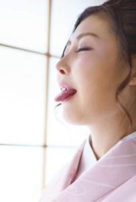 美麗的亞洲在性愛前品嘗雞巴和男性屁股 (10P)