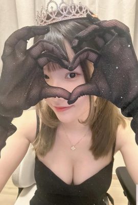 「Lily Yim」無法忽視的美乳深溝 大飽眼福 (10P)