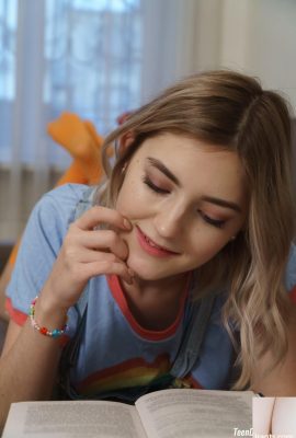 可愛少女Eva Elfie展示並抓住她完美的胸部和手指蛤（21P）