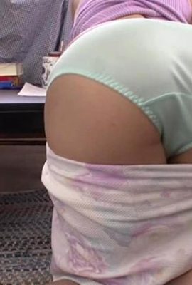 給兒子找的家教太漂亮了，爸爸忍不住獸性大發上了 (19P)