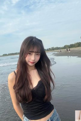 「許慈」大眼甜妹微露姣好身材來勾引你 (10P)