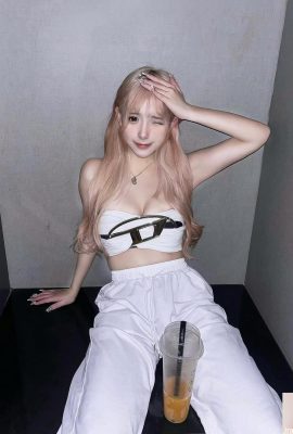 「白菜」性感辣妹毫不害臊露出誘人美體 (10P)