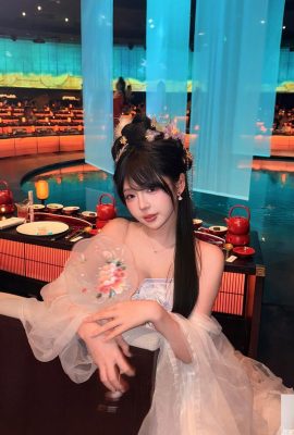 甜心女孩「許悅」完美事業線+甜笑越看越上火 (10P)